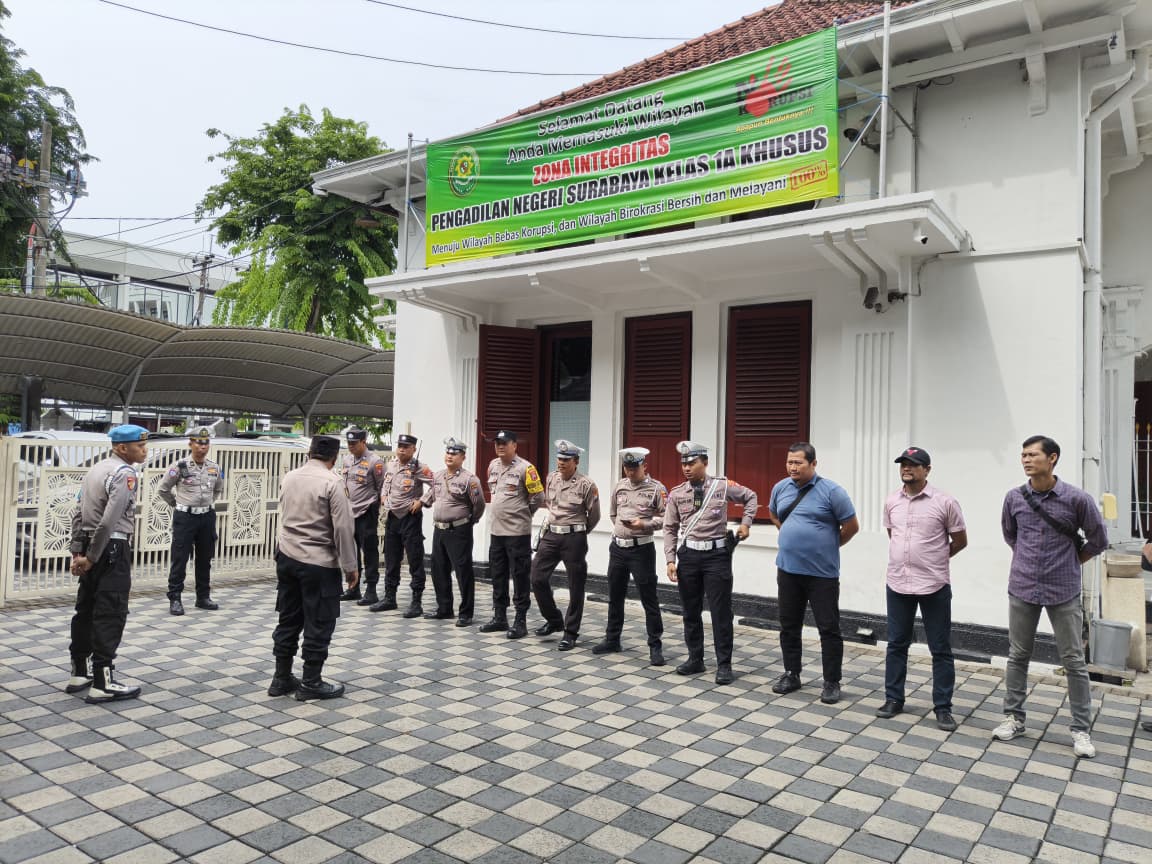 Polsek Sawahan Perkuat Pengamanan Sidang Pengadilan Negeri Surabaya