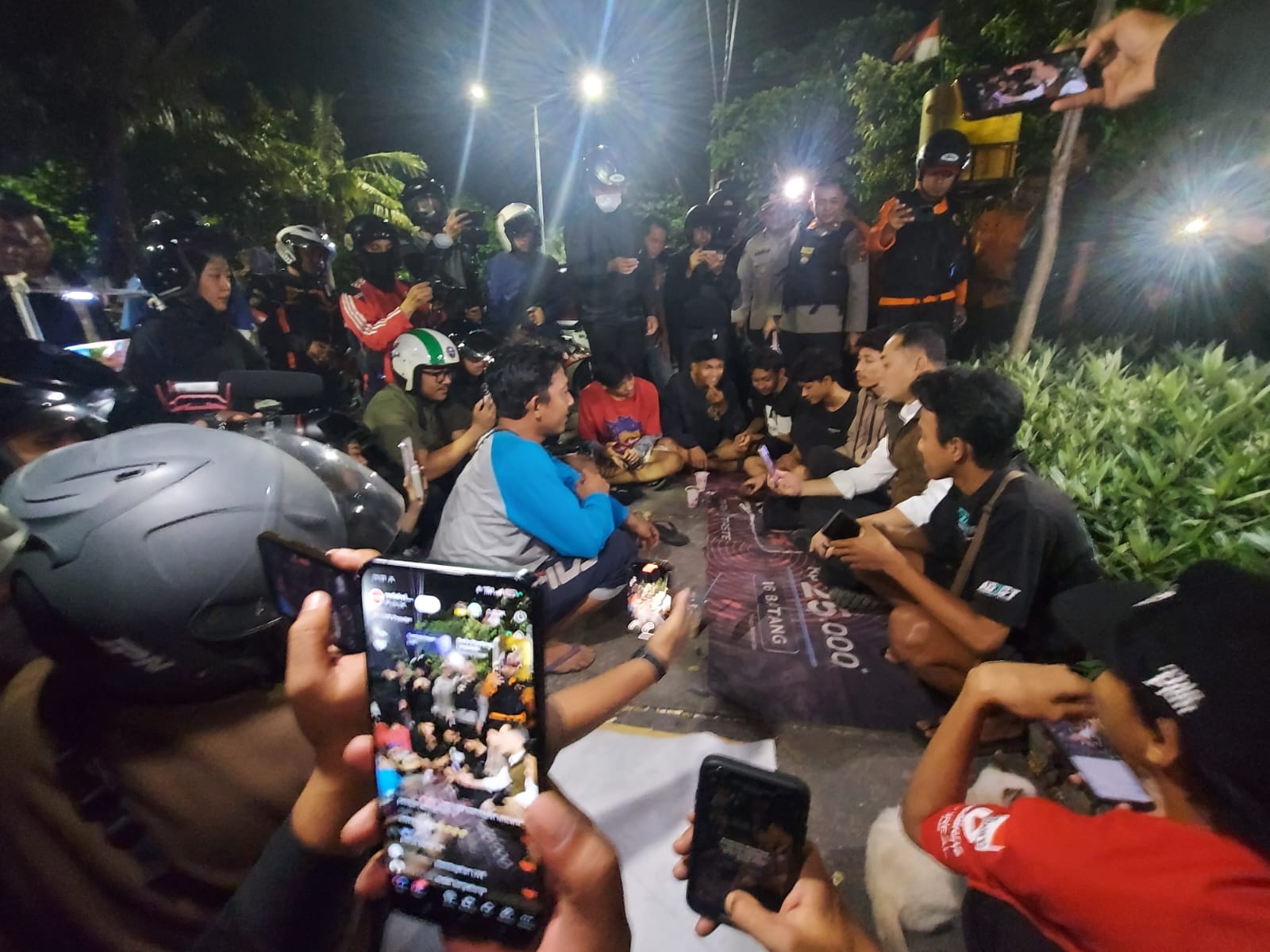 Wali Kota Surabaya Lakukan Sweeping Jam Malam, Tegur Remaja yang Berkeliaran
