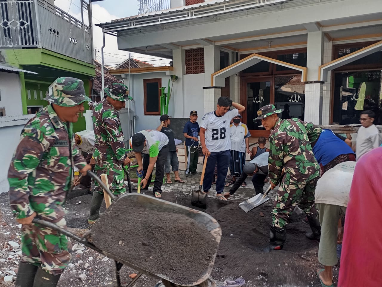 Gotong Royong TNI dan Masyarakat Labruk Lor Lebarkan Area Masjid Darussalam