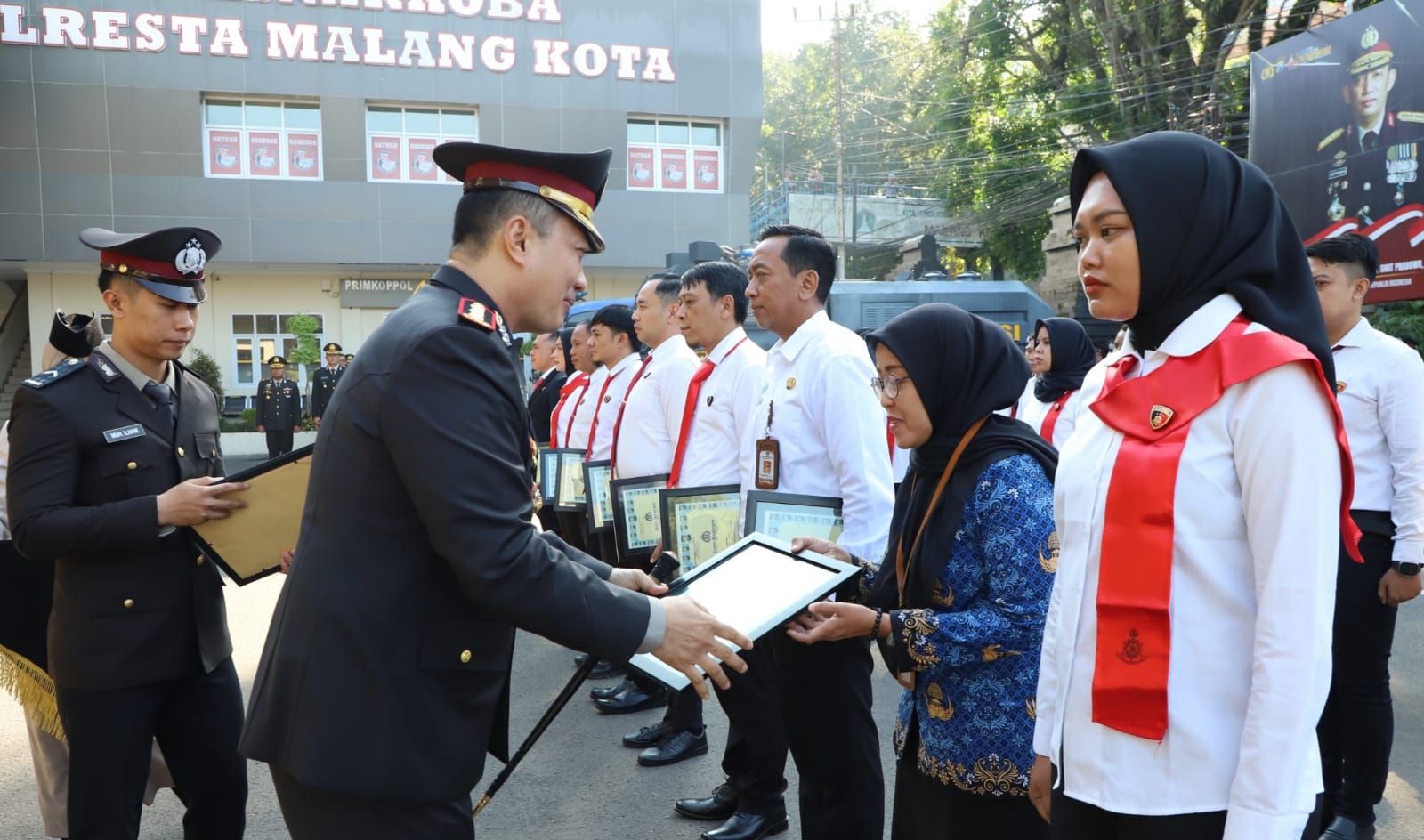 24 Anggota dan 2 Masyarakat Dapat Penghargaan dari Kapolresta Malang Kota di Peringatan Hari Lahir Pancasila 