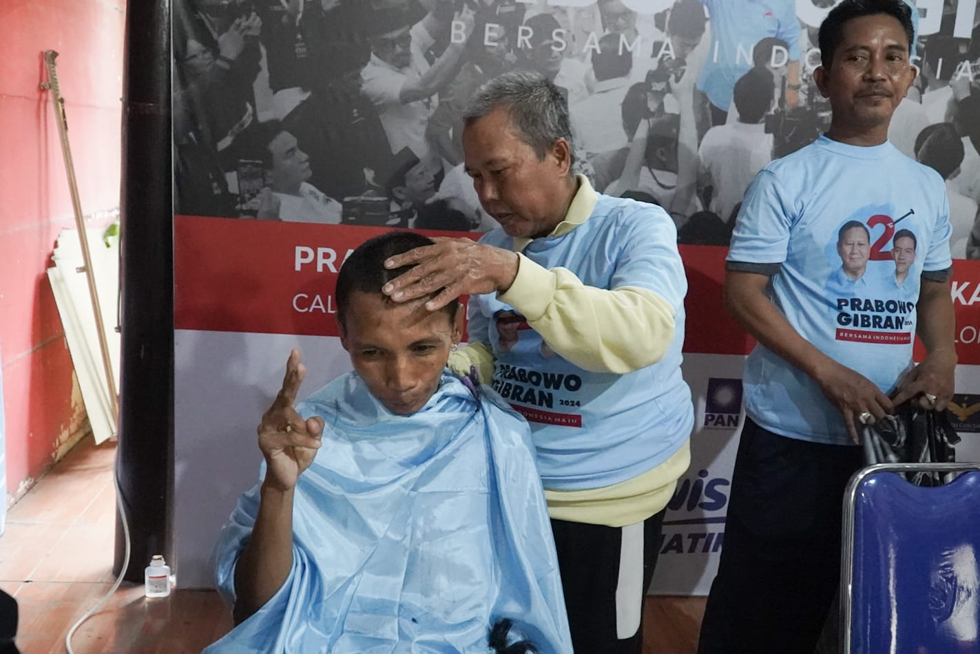 Relawan TKD Prabowo-Gibran Jatim Cukur Gundul 