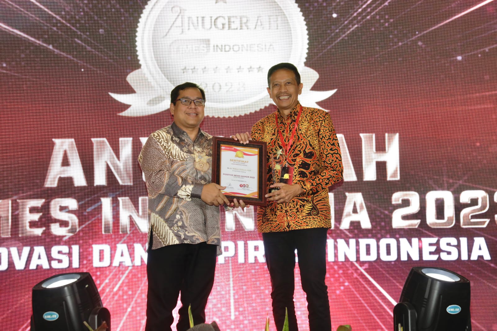 Pj Wali Kota Wahyu Terima Penghargaan Positive News Maker 2023 Kota Malang