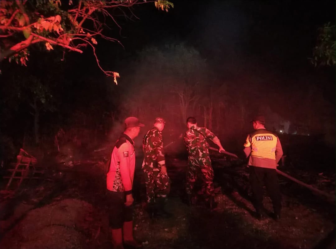 Respons Cepat Polisi Ngawi Bantu Padamkan Kebakaran Rumah di Pangkur