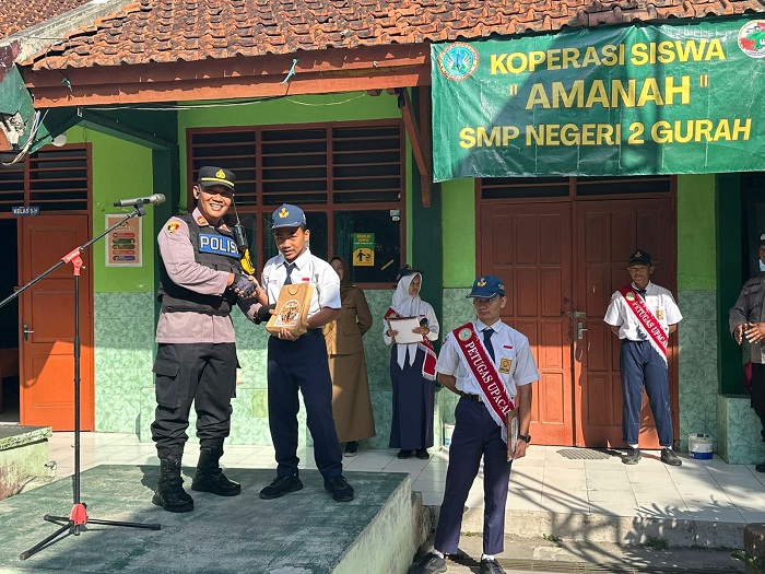 Sambangi Sekolah, Kapolsek Gurah Ingatkan Siswa Fokus Pengembangan Diri