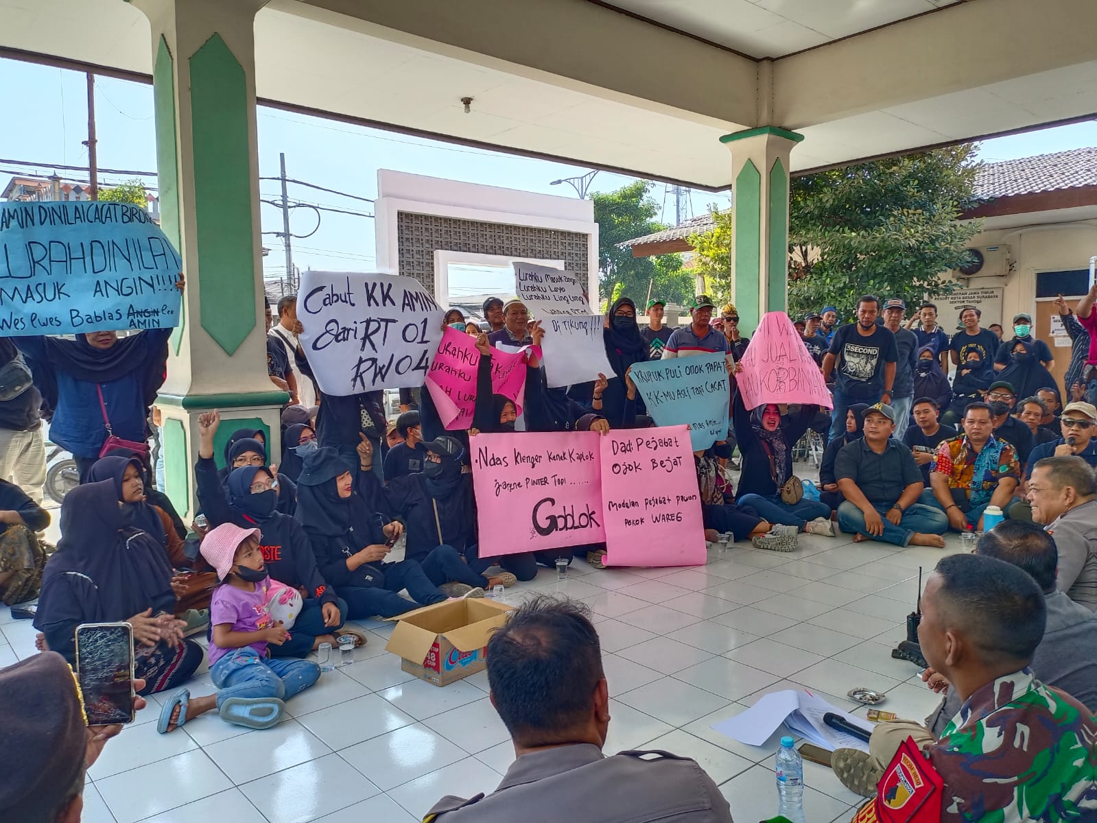 Lurah Banjar Sugihan Didesak Mundur  oleh Warga