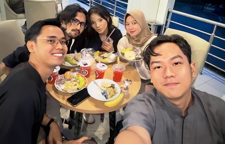 Ramadan Berkah di Unesa! Ribuan Porsi Takjil Gratis Dibagikan Setiap Hari untuk Mahasiswa dan Masyarakat Umum