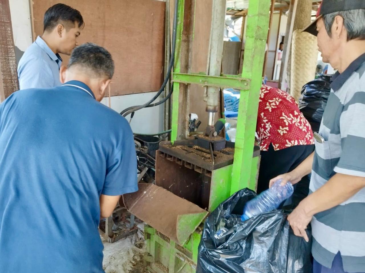 Peduli Lingkungan dan Kesehatan, Warga Surabaya Inisiasi Gerakan Sedekah Sampah Plastik