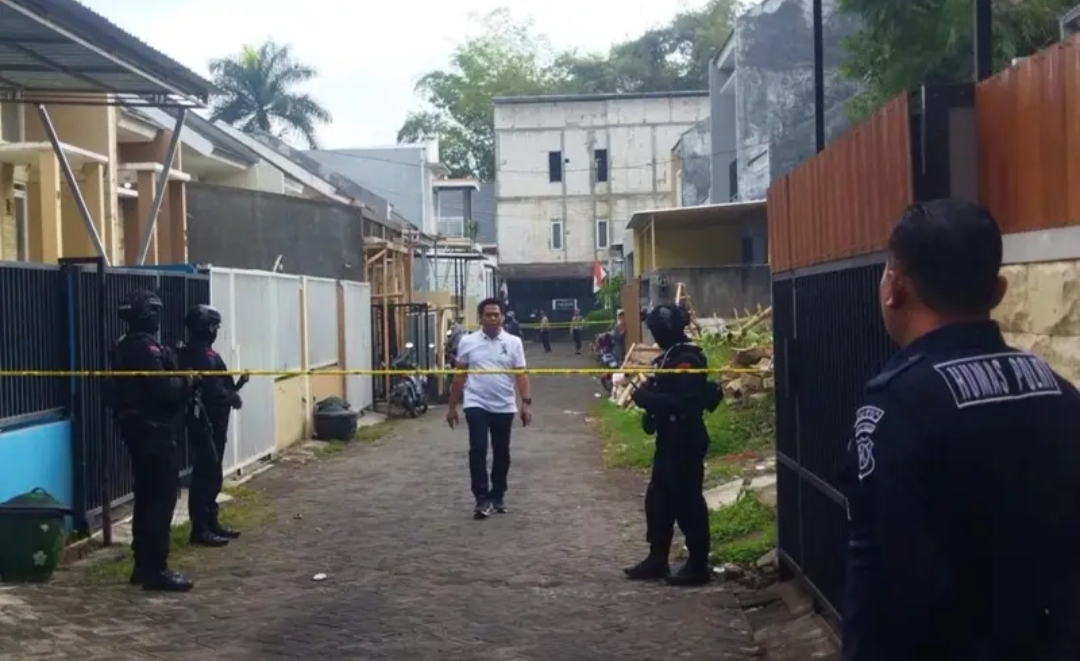 Densus 88 Tangkap Terduga Teroris di Kota Batu, Rumah Dijaga Ketat Polisi