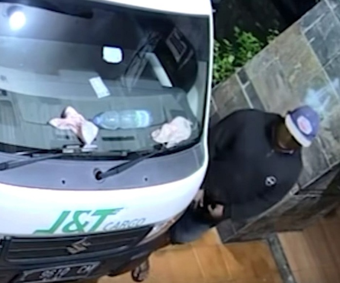 Pencuri Aki Truk Terekam CCTV di Sutorejo Prima Surabaya