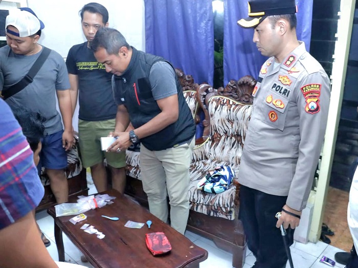 Kapolres Pasuruan Pimpin Penggerebekan Narkoba di Prigen, Empat Terduga Pelaku Dibekuk