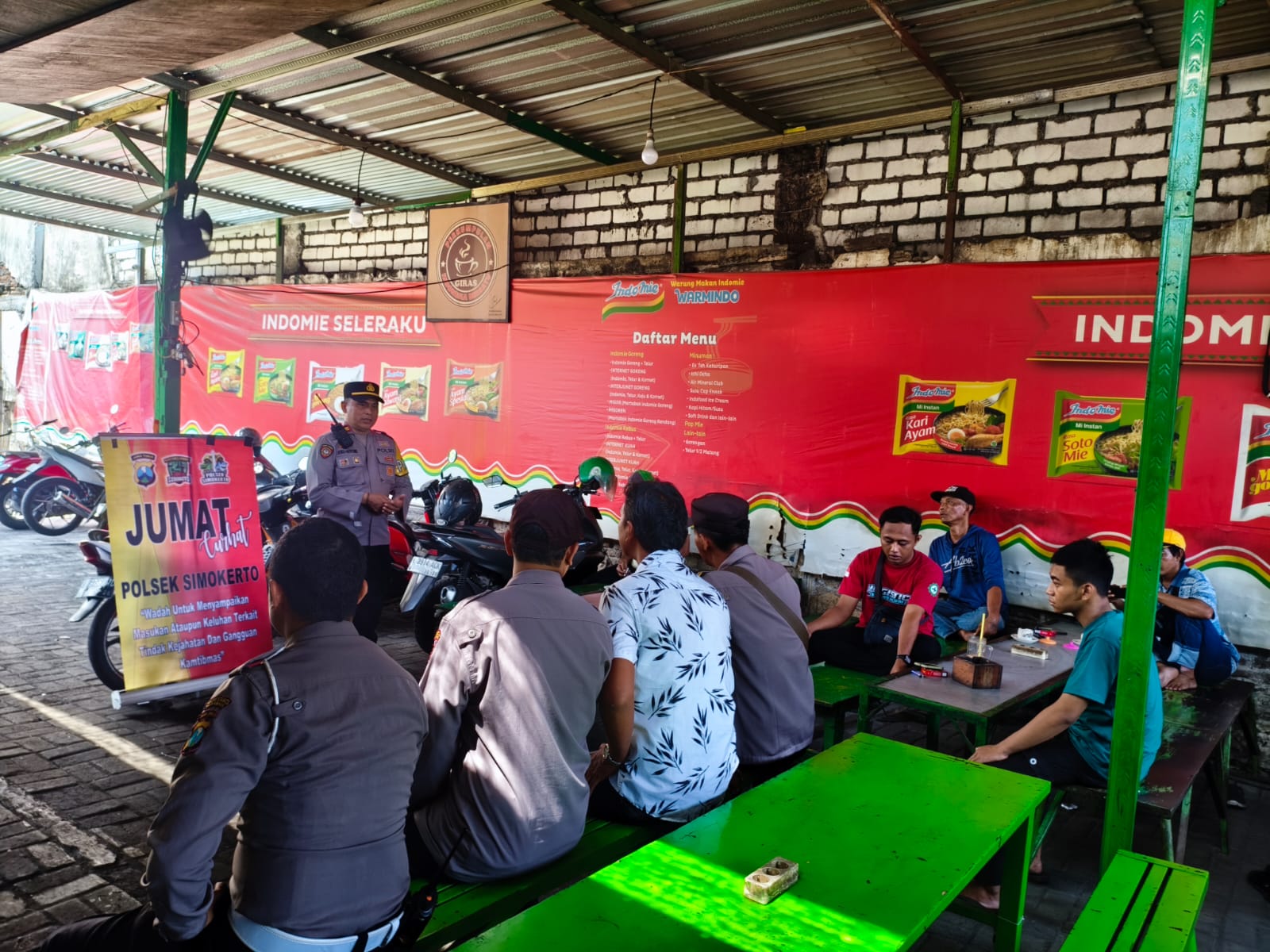 Polsek Simokerto Gelar Jumat Curhat di Warkop Sidoyoso 1, Jalin Silaturahmi dan Jaga Kamtibmas