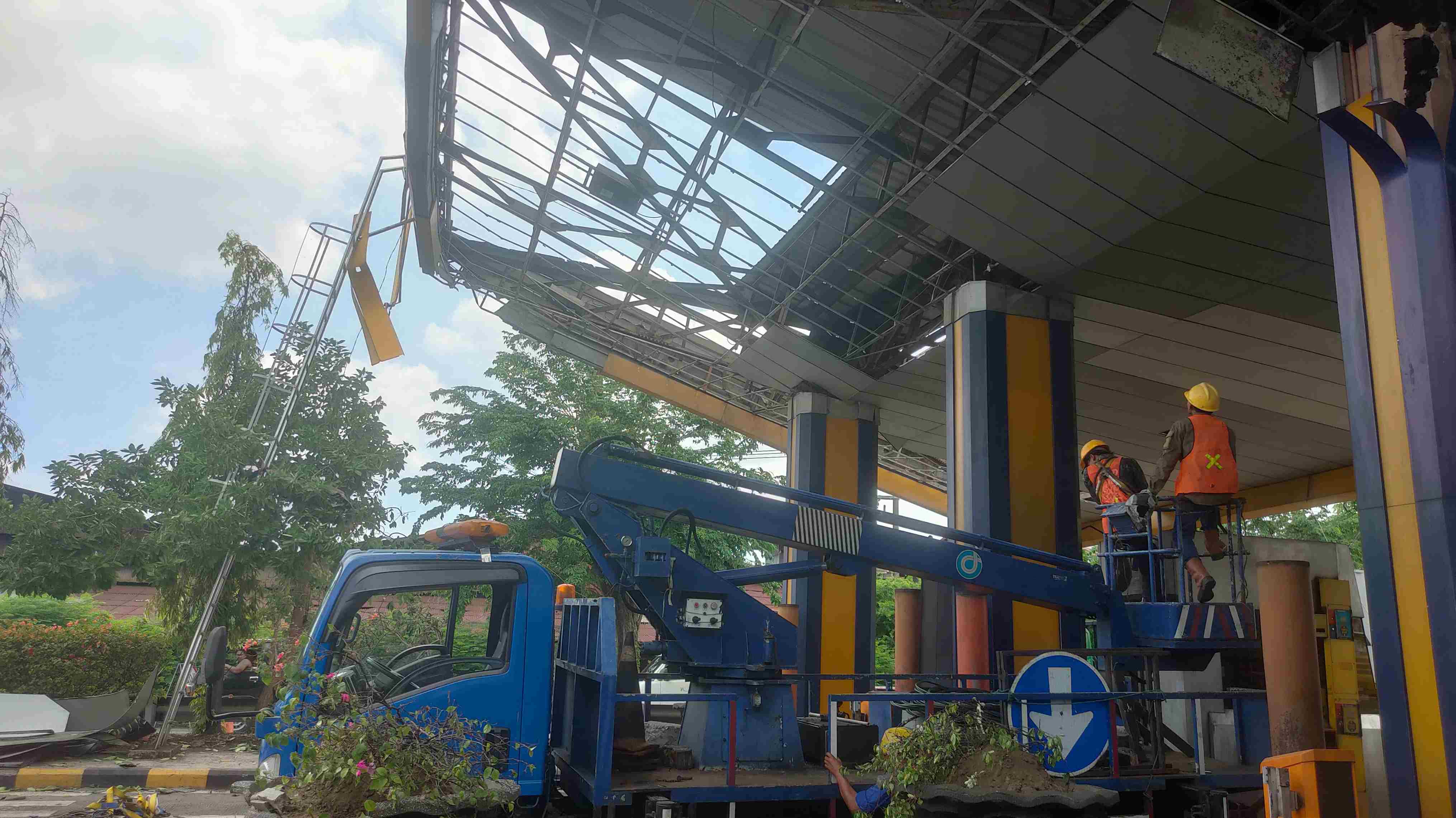 Gerbang Entrance Tol Banyu Urip Hampir Ambruk, Exit Tol Ditutup