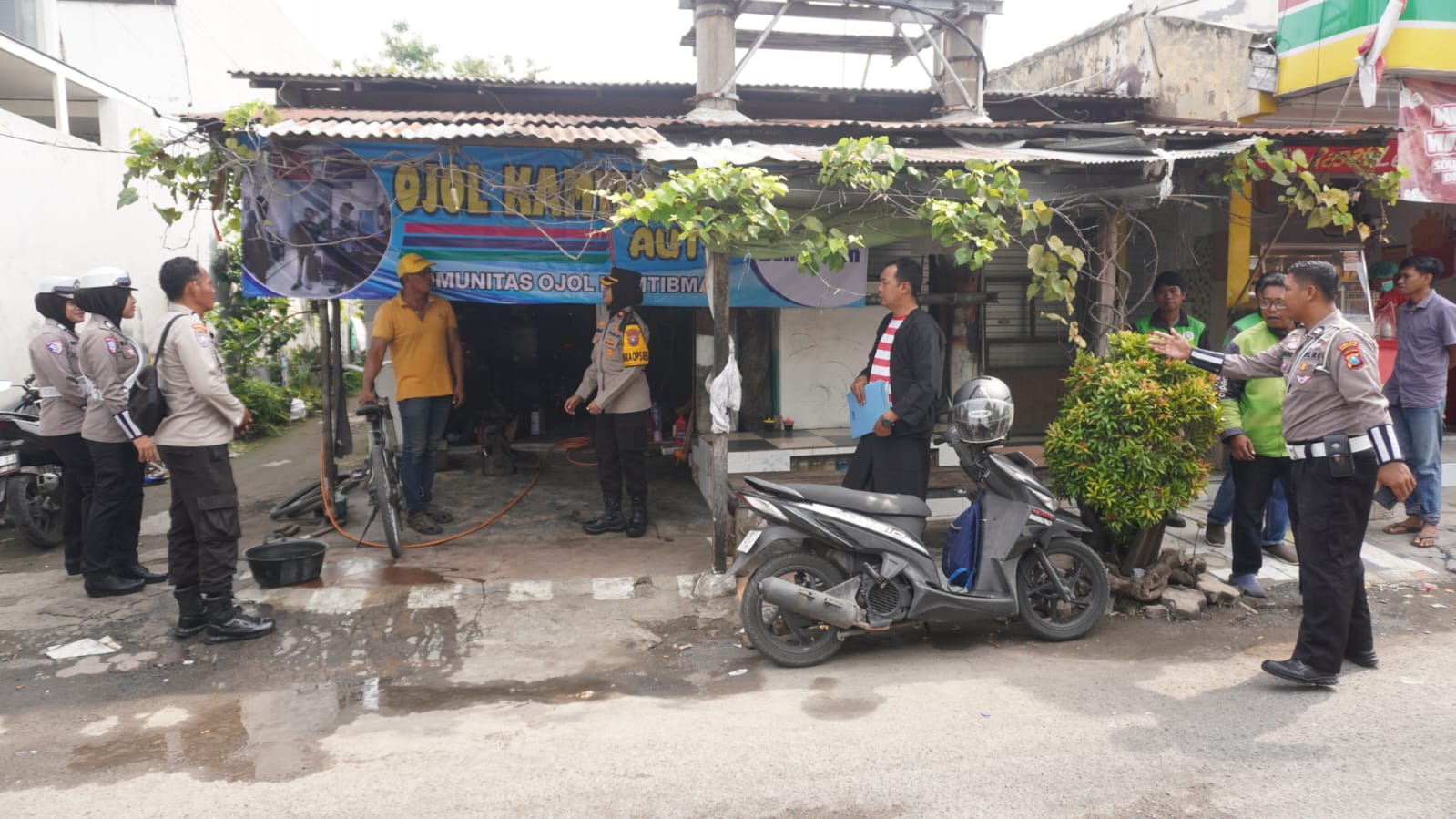 Wakapolres Bangkalan Sambangi Gerai Komunitas Ojol Kamtibmas Mart