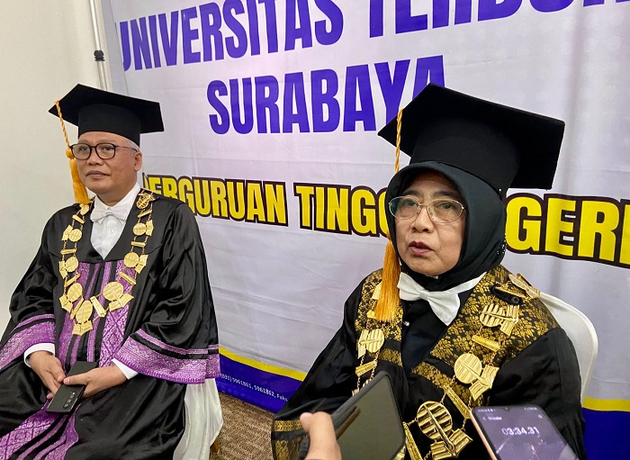 1.214 Mahasiswa UT Surabaya Diwisuda, Direktur Suparti Harap Lulusan Terus Ukir Prestasi