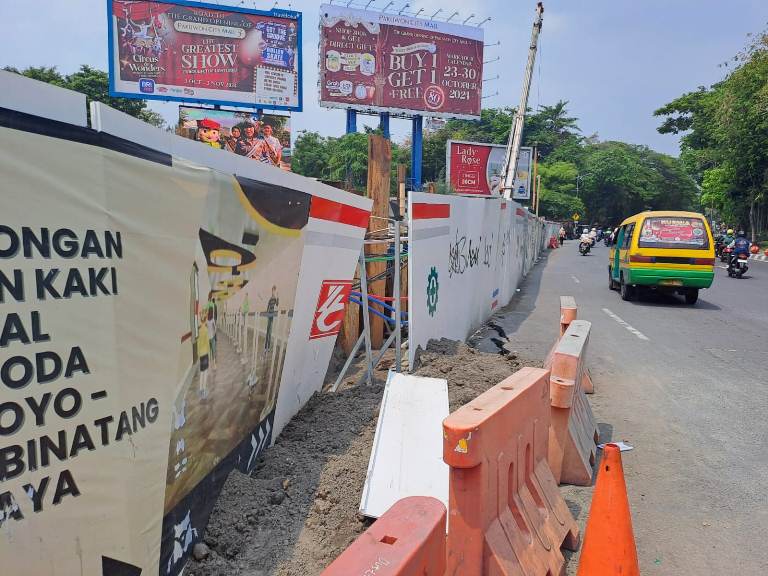 Tanah Ambles di Jalan Wonokromo Ditutupi Pasir, Akibat Kebocoran Pipa PDAM di Proyek Terowongan Pejalan Kaki