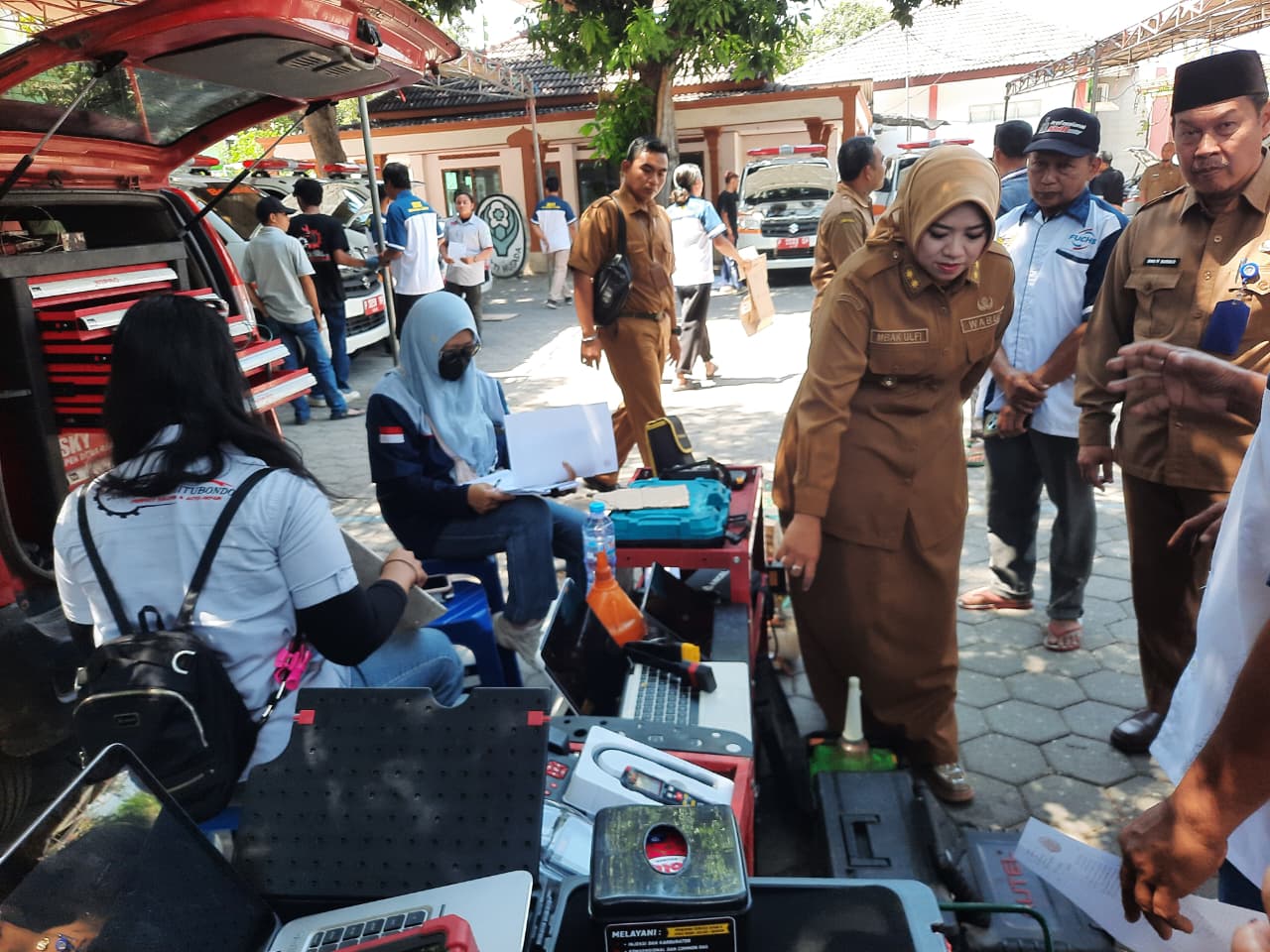 Bantu Efisiensi APBD, Komunitas Bengkel Situbondo Servis Gratis Puluhan Ambulans Desa