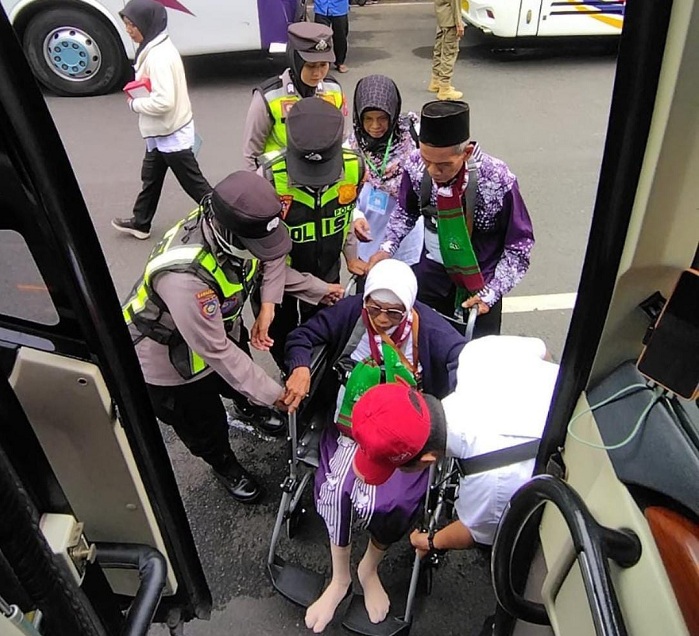 Sigap dan Tulus, Polwan Bojonegoro Dampingi CJH Lansia Menuju Bus