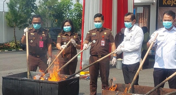  Kejari Kabupaten Madiun Musnahkan Ratusan Gram Sabu dan Ribuan Pil Dobel L