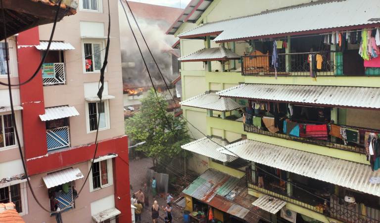 Rusun Sombo Surabaya Membara Dilalap Api, Penghuni Panik