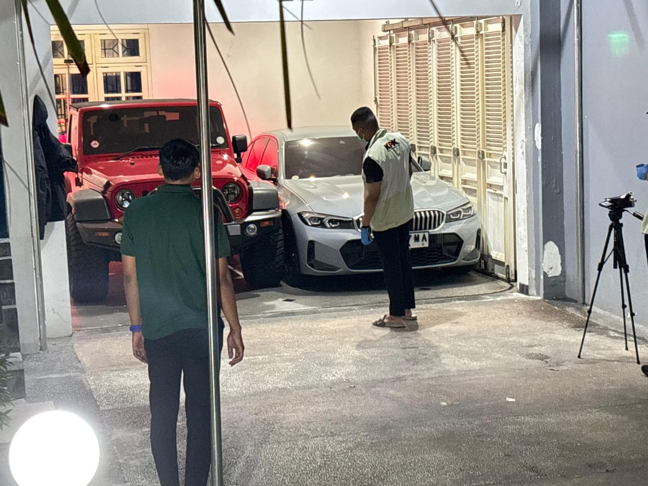 KPK Sita 27 Kendaraan Mewah hingga Dokumen Penting Milik Pejabat Ponorogo di Madiun