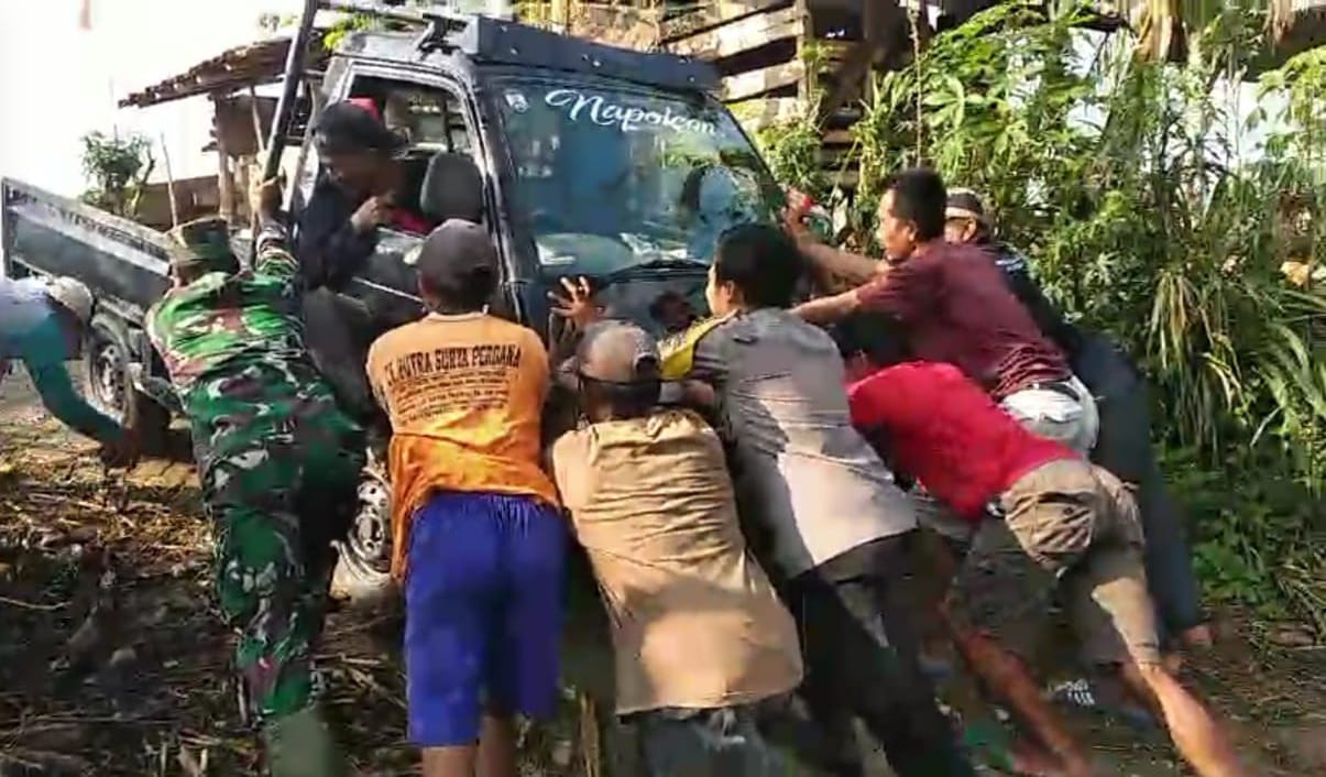 Polsek Gondang Bersama TNI Bantu Dorong Mobil Warga yang Terperosok