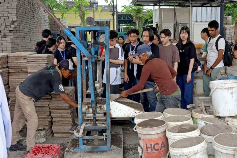 Mahasiswa Singapura Belajar soal Rumah Padat Karya di Surabaya