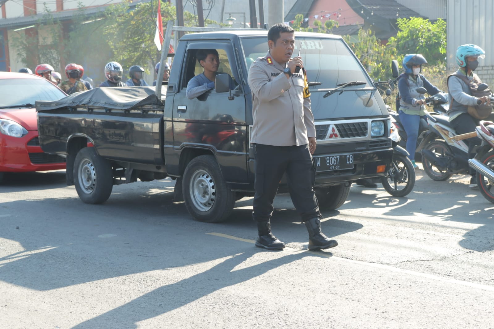 Kapolres Gresik Bantu Urai Kemacetan di Jalan Raya Manyar