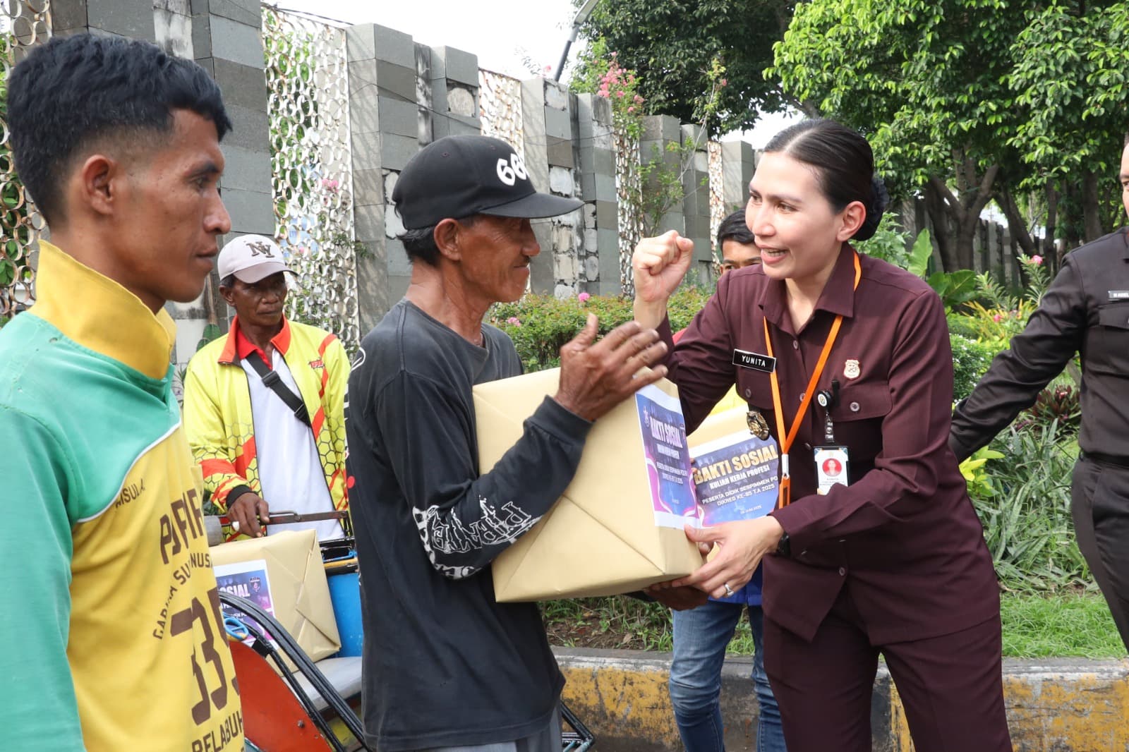 Sespimmen Polri Dikreg Ke-65 Gelar Baksos di Terminal GSN Tanjung Perak, Sasar TKBM dan Pengemudi Bentor