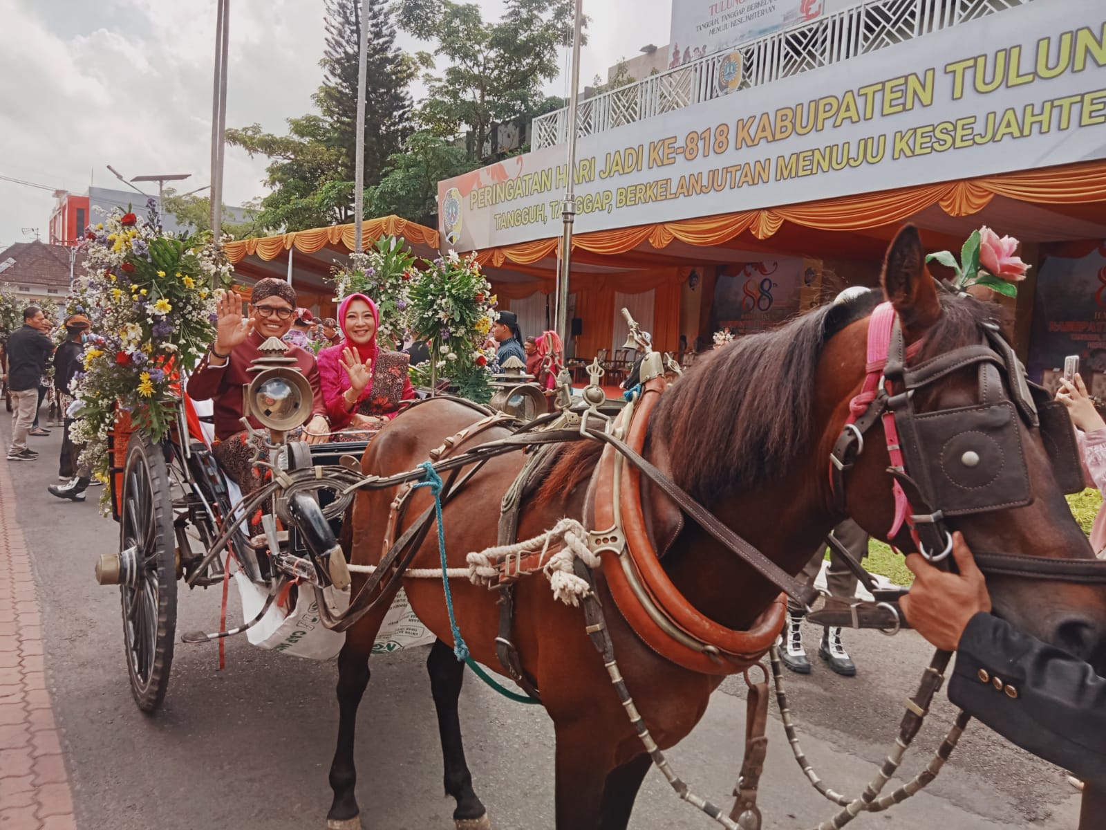 Perayaan Hari Jadi Tulungagung Ke-818, Pj Bupati Heru Suseno bersama Istri Ikuti Kirab Kereta Kencana