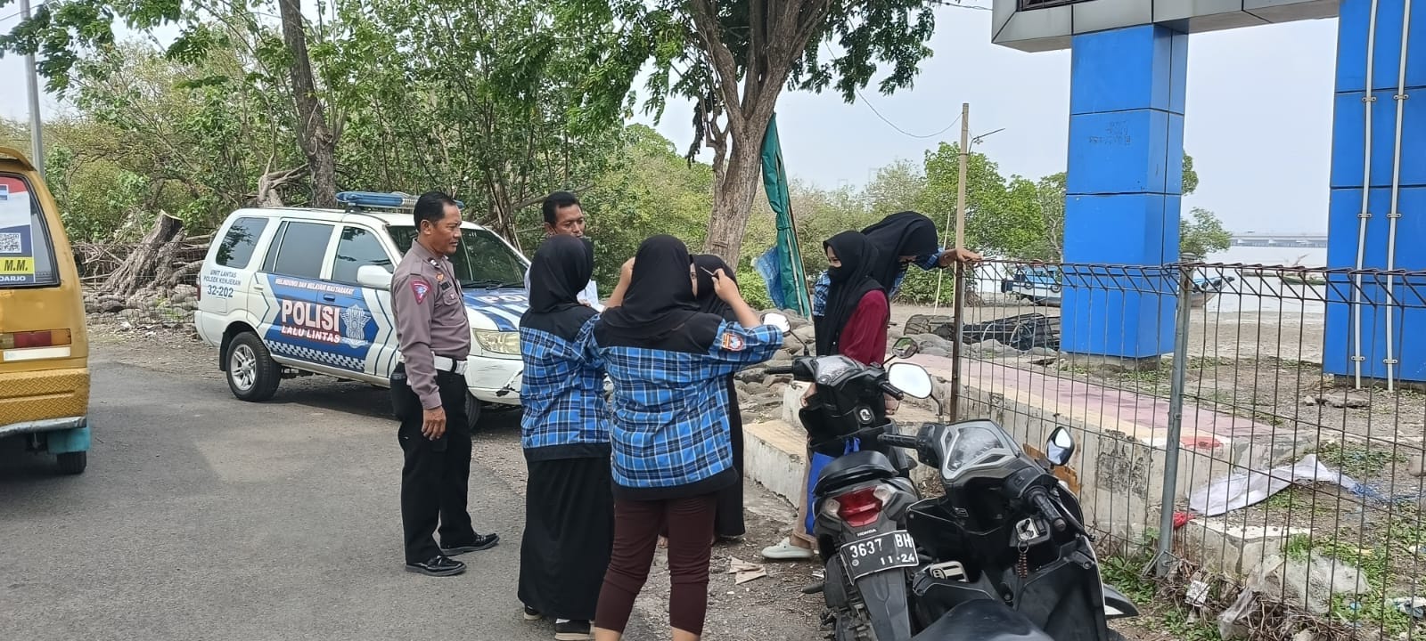 Patroli 3 C Personel Polres Pelabuhan Tanjung Perak Sisir Pantai