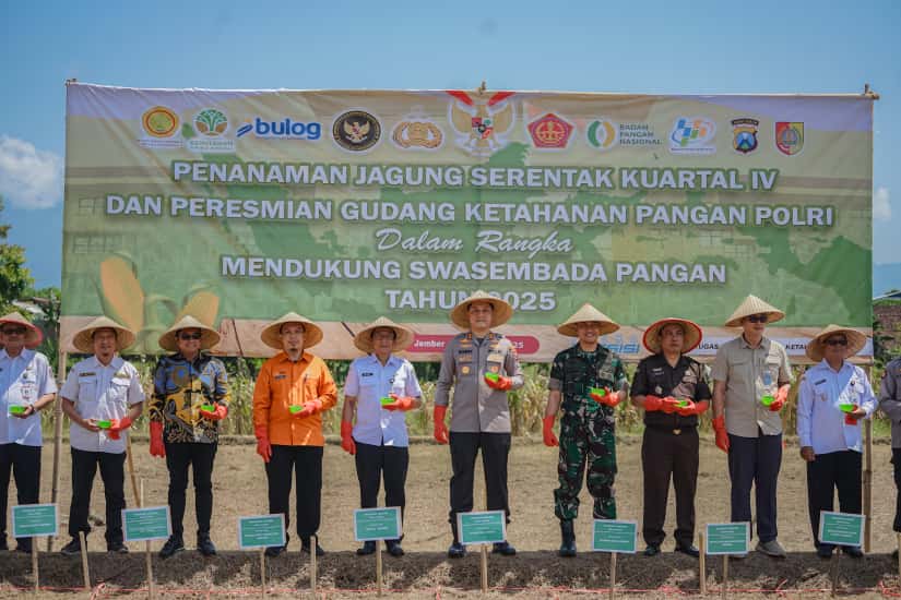 Sinergi Kuat Jember Dukung Ketahanan Pangan, Kapolres Serahkan 10 Ton Jagung ke Bulog