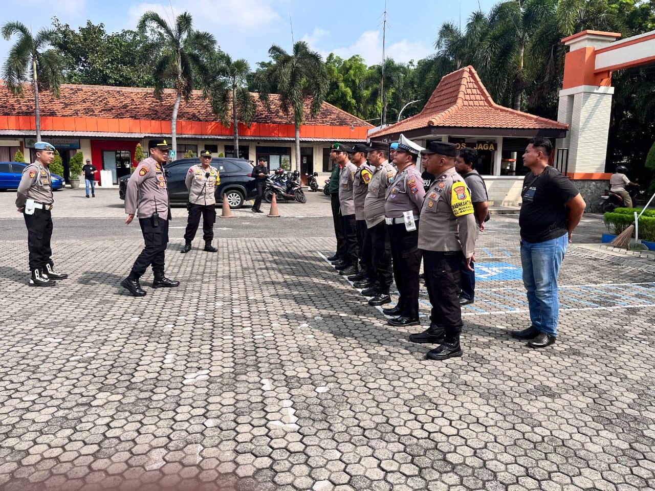 Polsek Gayungan Siagakan Puluhan Personel Amankan Unjuk Rasa Aliansi Madura Indonesia di Disnaker Jatim