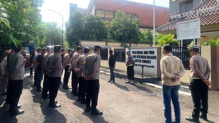 Kanit Reskrim Polsek Rungkut Tekankan Disiplin dan Kesiapsiagaan Anggota Hadapi Musim Penghujan di Surabaya