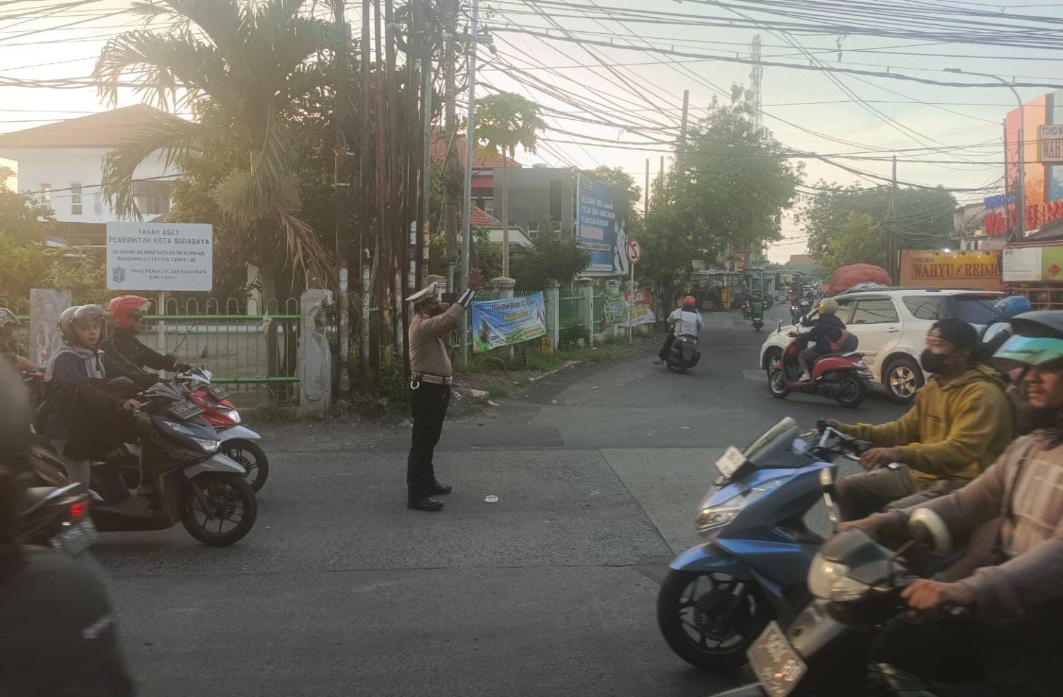 Polsek Pakal Hadir di Persimpangan Rawan Atasi Kepadatan Lalu Lintas