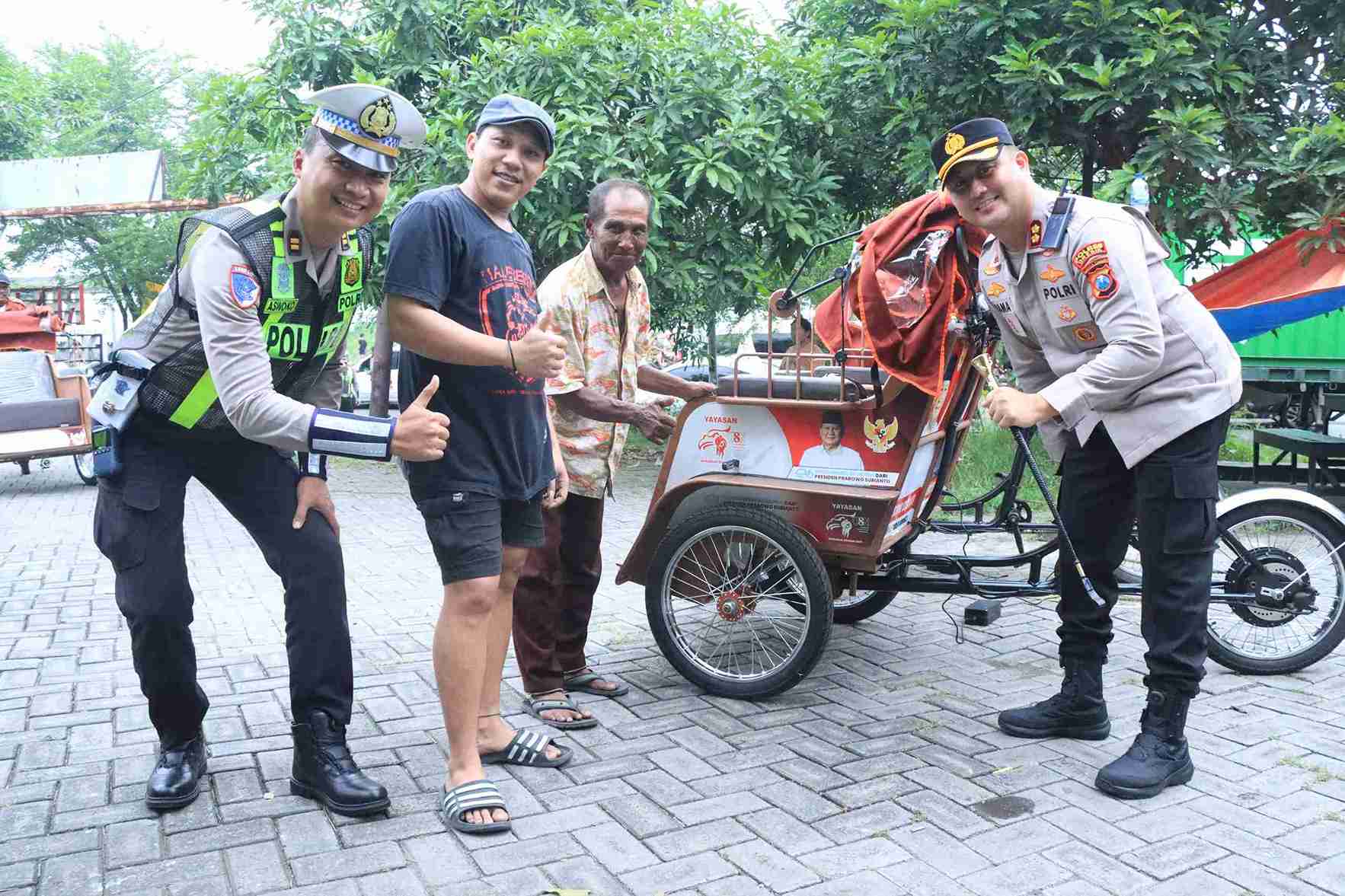 Aksi Humanis Operasi Keselamatan Semeru, Kapolres Gresik Bagikan Helm Gratis ke Pengemudi Becak Listrik