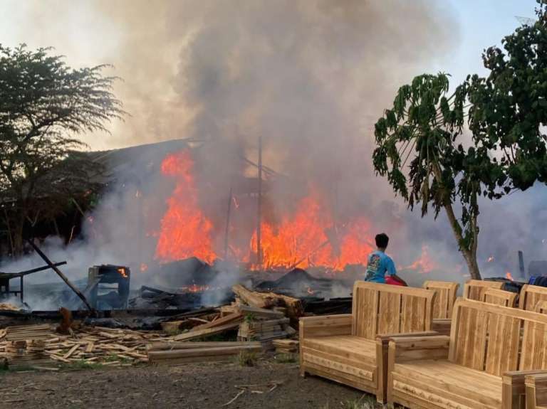 Gudang Mebel di Pasuruan Ludes Terbakar, Kerugian Puluhan Juta Rupiah