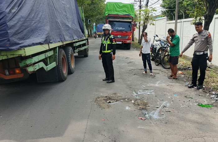 Pengendara Motor Adu Banteng di Kebomas, 1 Orang Tewas