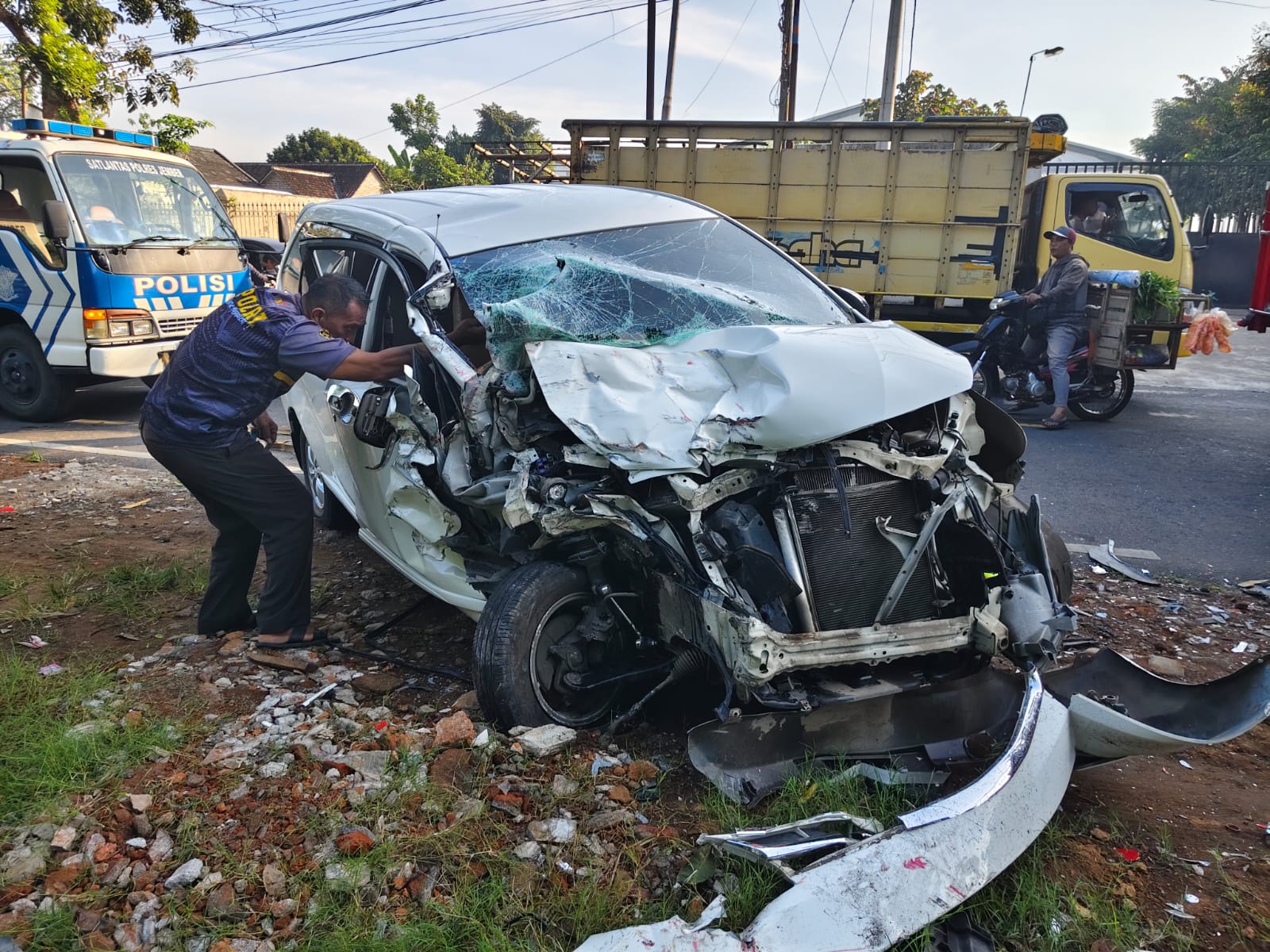 Avanza Tabrak  Truk Pakan Ternak di Bangsalsari, Lima Orang Terluka