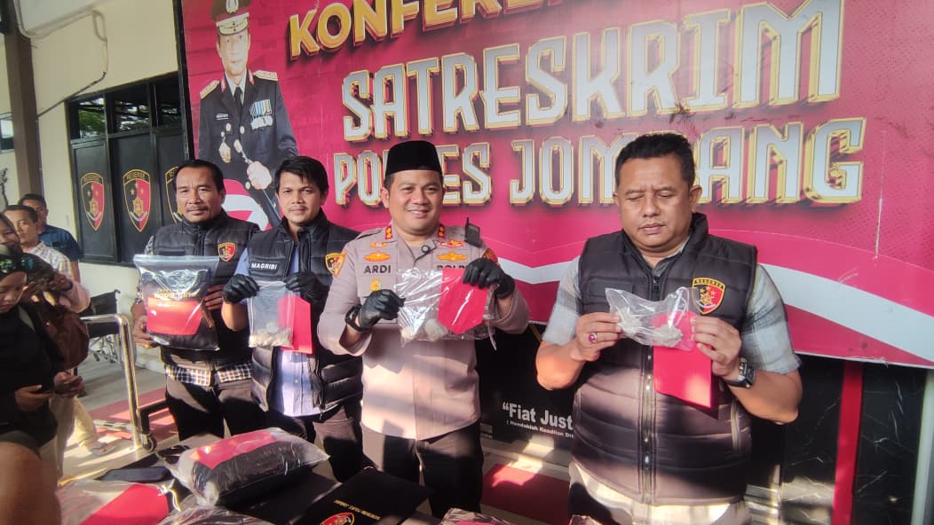 Polres Jombang Ringkus 9 Pelaku Pengeroyokan dan Pembakaran Motor