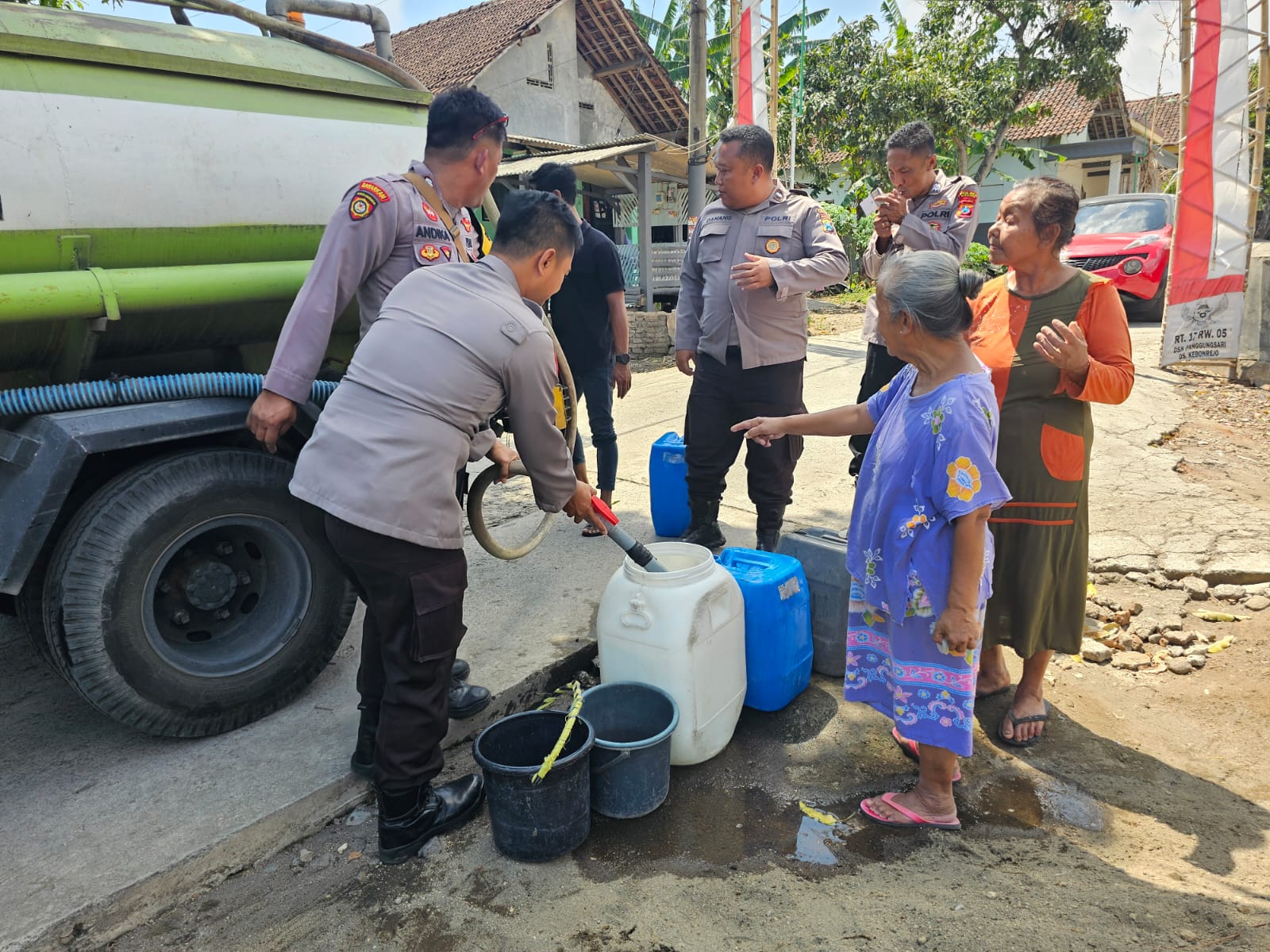 Satbinmas Polres Kediri Peduli, Bantu Air Bersih Warga Kepung