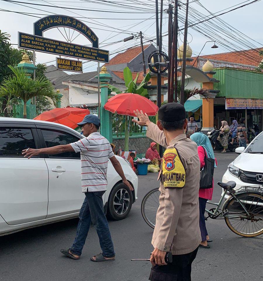 Polsek Rungkut Amankan Tradisi Ziarah Kubur di Makam Kembar Rungkut Lor di Bulan Ramadan