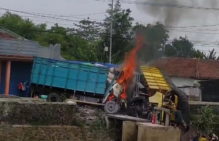 Dua Truk Melaju Kencang Adu Banteng di Kota Probolinggo