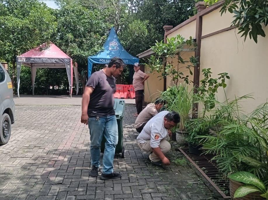 Wujudkan Lingkungan Kerja Bersih, Polsek Rungkut Gelar Gerakan 'Polri Asri'