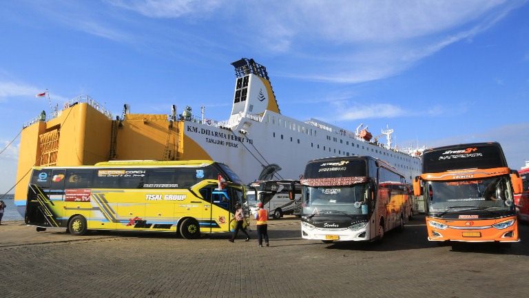 Dukung HUT Ke-79 RI di IKN, Pelindo Sub Regional 3 Jawa Layani Pengiriman 70 Bus ke Balikpapan