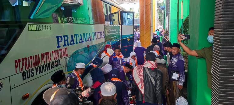 Jemaah Haji Kloter 33 Jember Tiba Selamat Usai Insiden Ancaman Bom