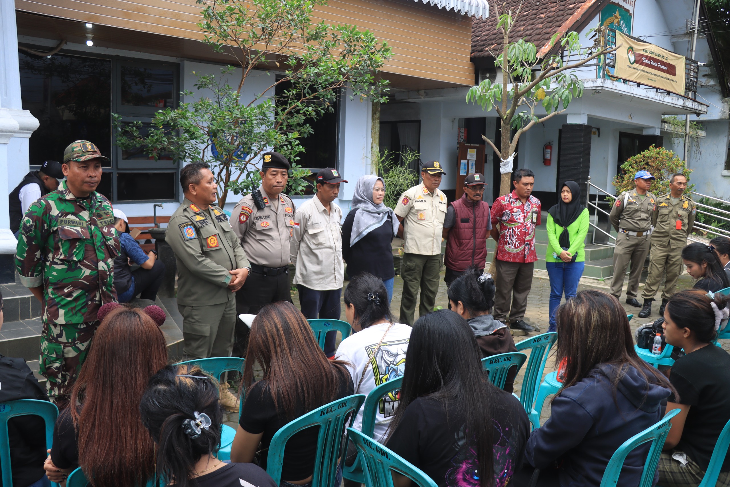 Aparat Gabungan Tertibkan Warung Kopi Cetol, Dapati Tujuh Anak Sebagai Pramusaji