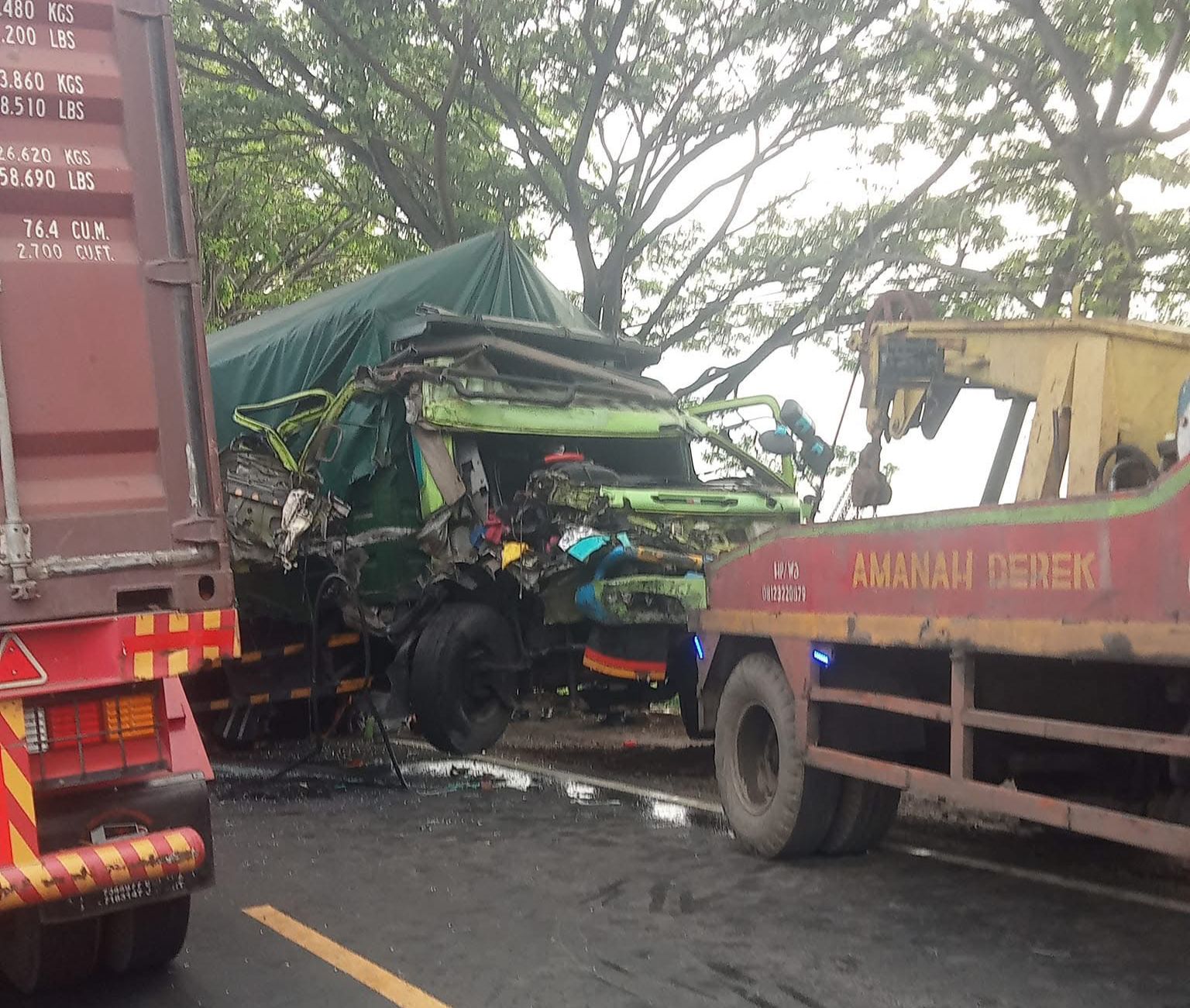 Truk Adu Banteng di Cerme Gresik Picu Kemacetan Panjang