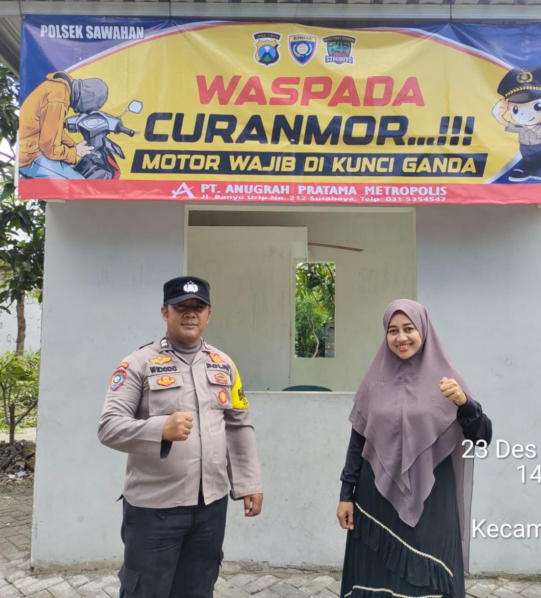Tekan Angka Curanmor, Polsek Sawahan Pasang Banner Imbauan di Putat Jaya