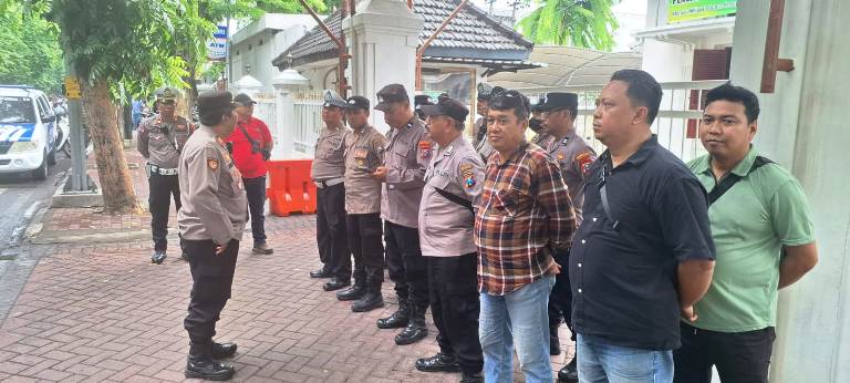 Polsek Sawahan Kerahkan 21 Personel Amankan Sidang Pra Peradilan di PN Surabaya