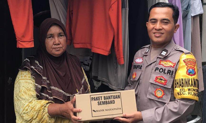 Bhabinkamtibmas Wonorejo Salurkan Bantuan Paket Sembako kepada Warga Kurang Mampu